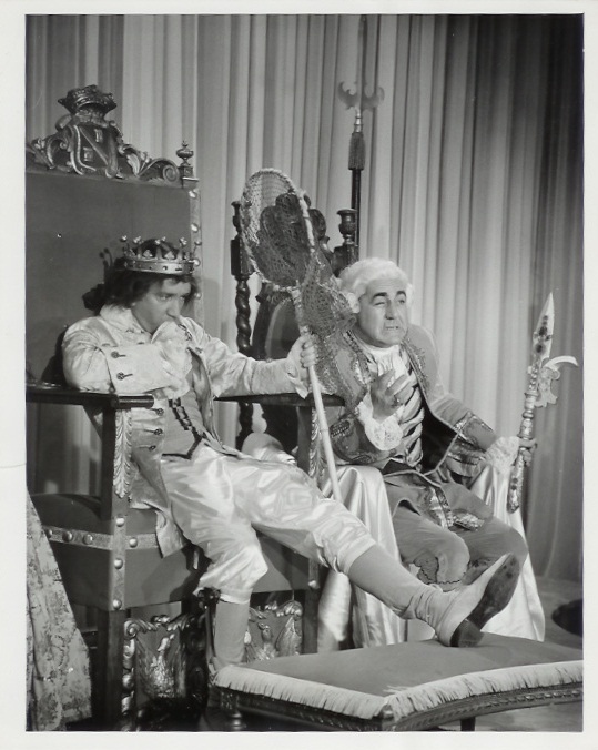 Dream sequence, Gilligan is a King, and Jim Backus is his 'Royal Daddy'